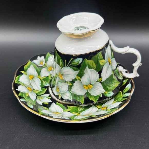 Royal Albert Flora Series Trillium Tea Cup Saucer Set Bone China England - Picture 4 of 5